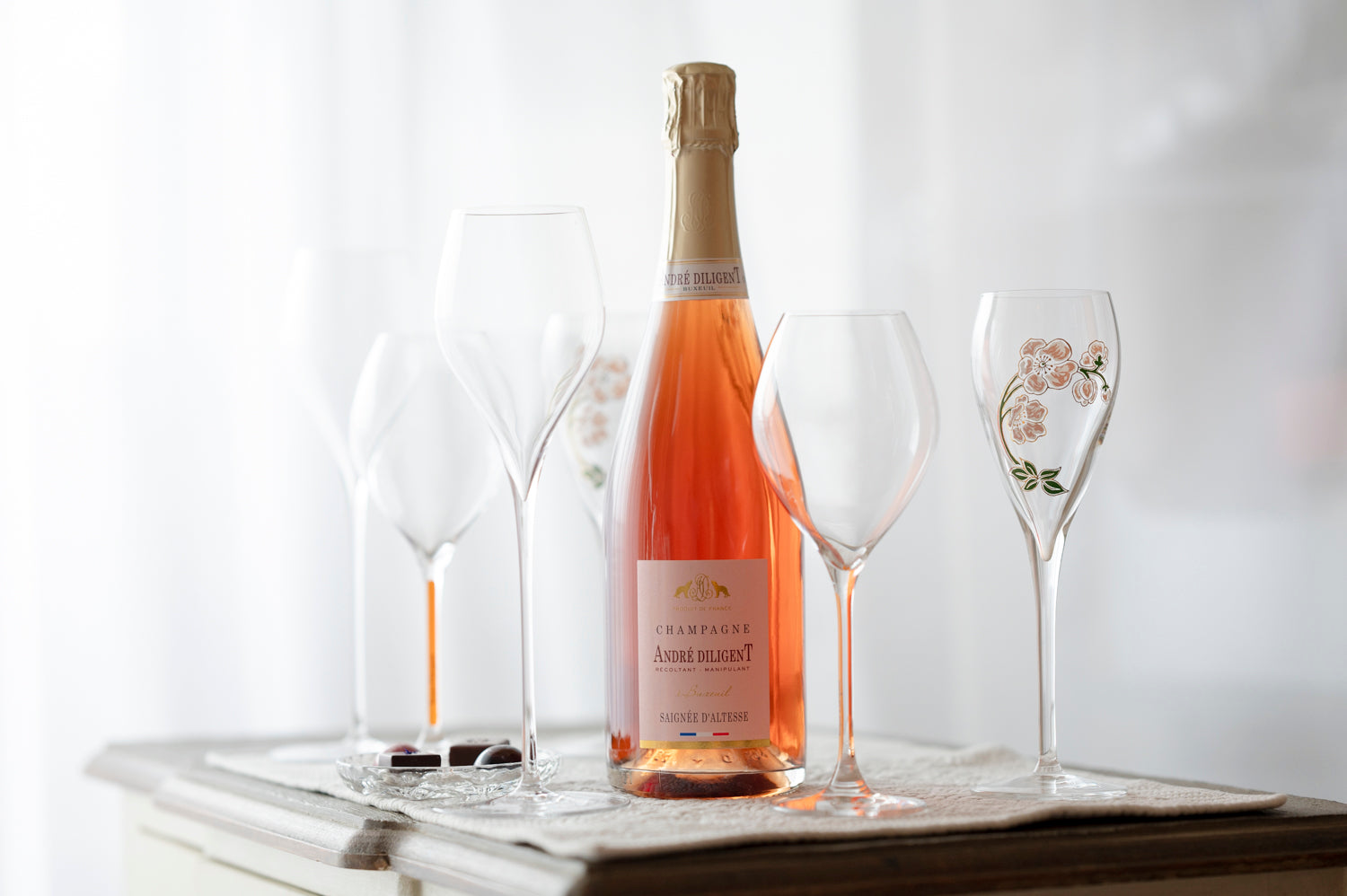 AWAの定期便｜毎月届く、ショコラとシャンパンの新体験。