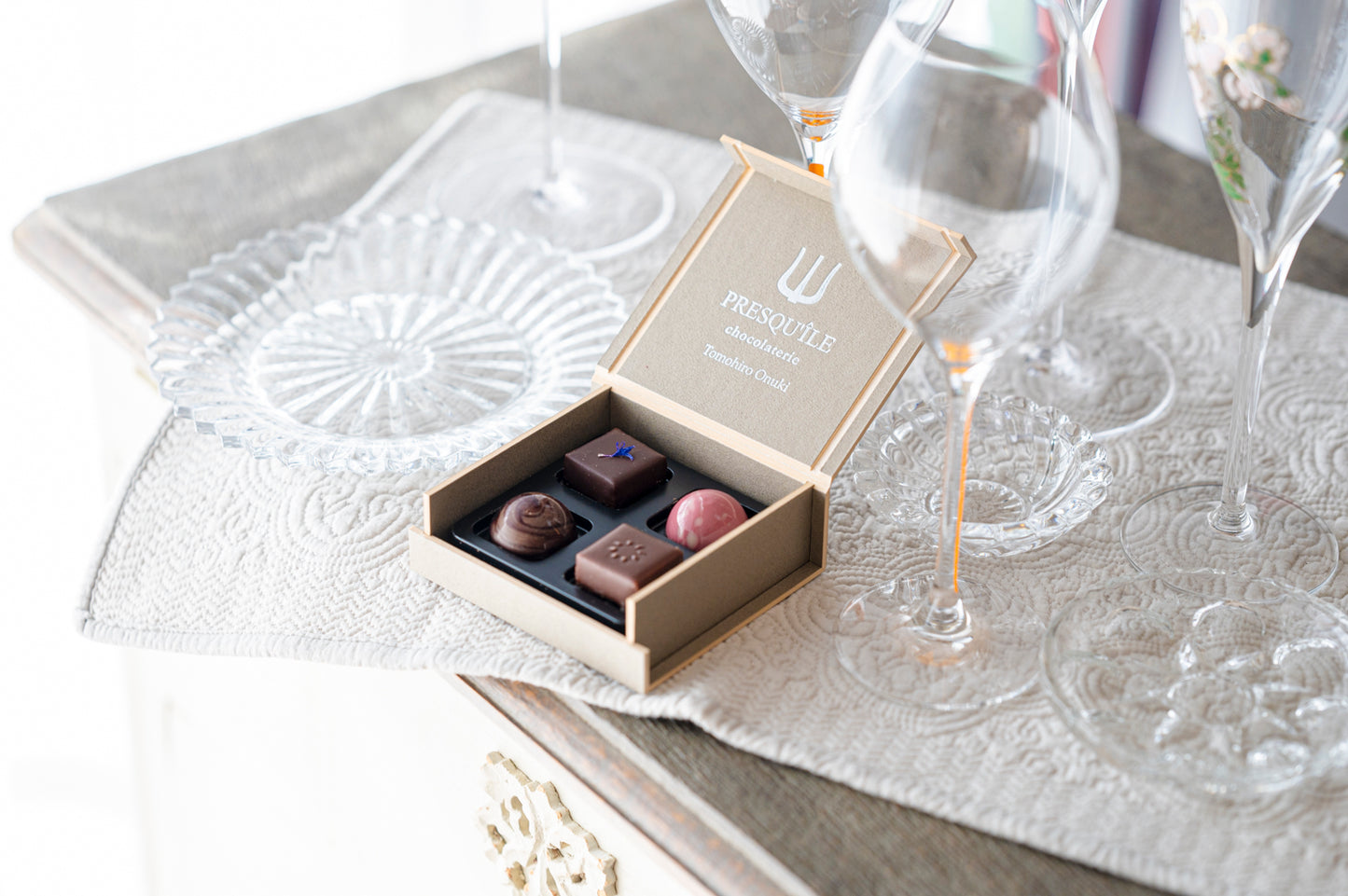 AWAの定期便｜毎月届く、ショコラとシャンパンの新体験。